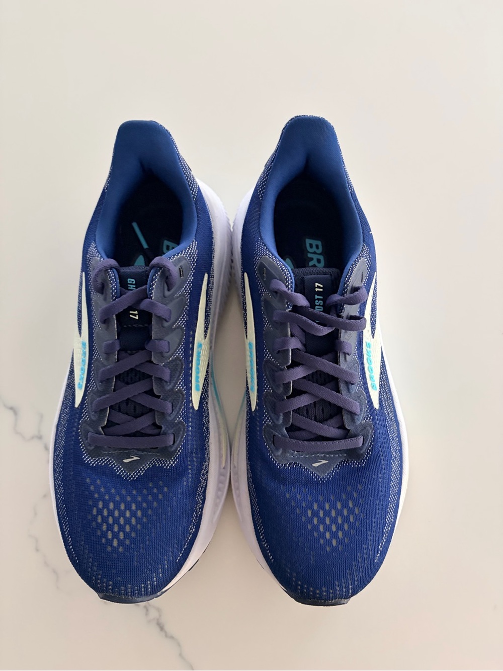 Brooks Ghost 17 women’s running shoes in Navy/Green/Turquoise, size 6.5 Medium.